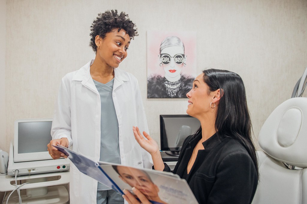 Consulta médica — profissional de saúde orientando paciente